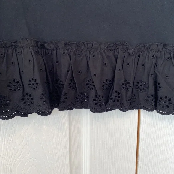 HP 🥳 NWT J. Crew top with eyelet ruffle on bottom - Picture 2 of 7